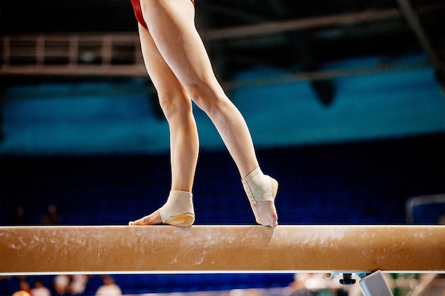 Photo section basse d'une gymnaste debout sur une planche de bois