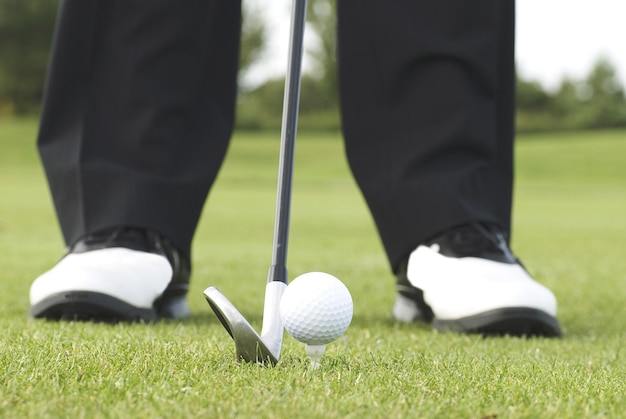 Section basse d'un homme debout sur un parcours de golf