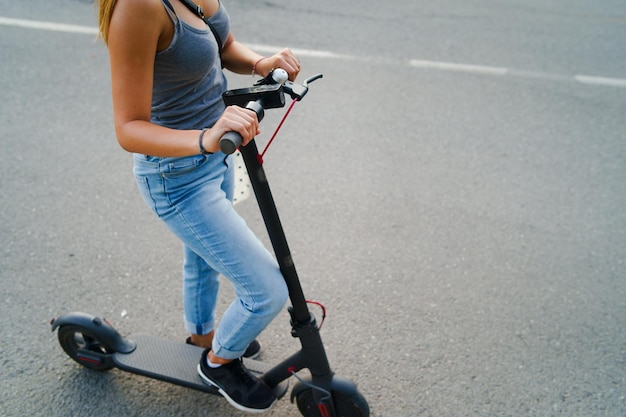 Section basse d'un homme en vélo sur route