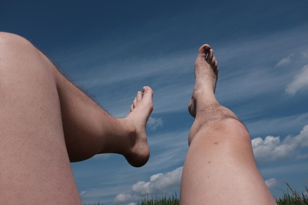 Photo section basse des jambes contre le ciel