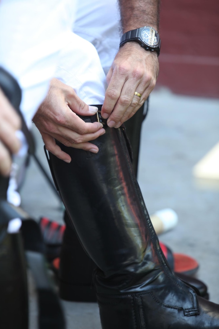 Photo section basse d'un joueur de polo portant une chaussure d'équitation