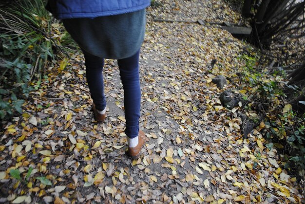 Photo section basse d'une personne marchant sur un sentier