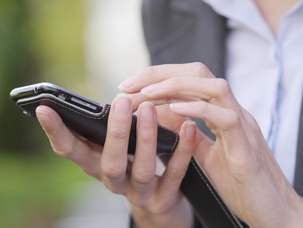 Section centrale d'une femme d'affaires utilisant un téléphone