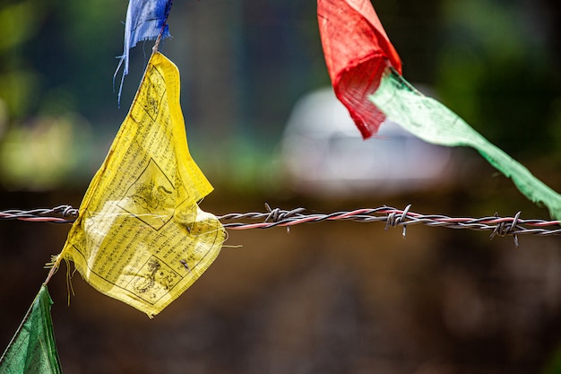 Photo une section de drapeau mantra avec fil de fer barbelé et flou