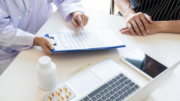 La section du milieu du médecin expliquant au patient à l'hôpital