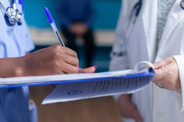 Photo la section du milieu de l'écriture du docteur dans le livre