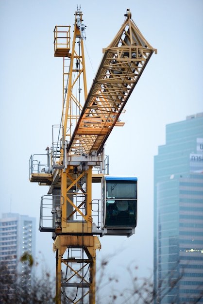 Photo section haute de la grue contre un ciel dégagé