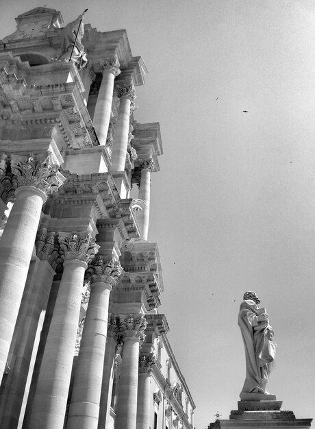 Photo section haute d'une structure construite contre un ciel dégagé