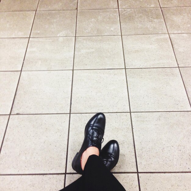 Photo section inférieure d'une femme dans des chaussures en cuir noir