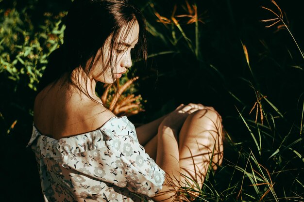 Photo section inférieure d'une femme dans l'herbe