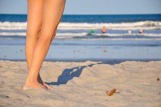 Photo section inférieure d'une femme debout sur la plage