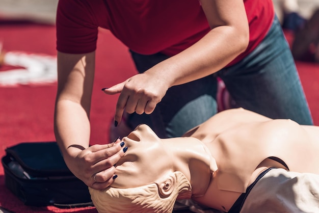 Photo section inférieure d'une femme démontrant sur un mannequin de rcp