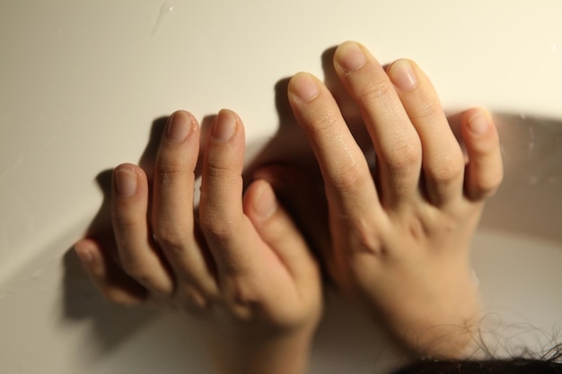 Photo section inférieure d'une femme avec des mains