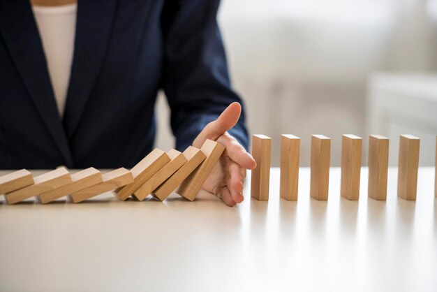 Section inférieure de l'homme avec un jouet sur le bois