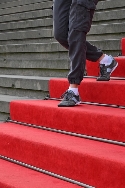 Photo section inférieure de l'homme marchant sur l'escalier