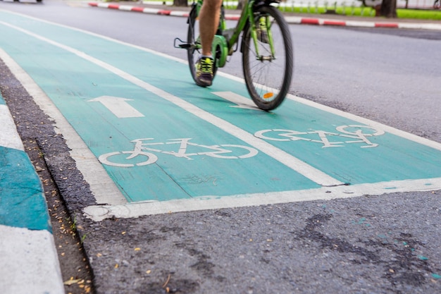 Photo section inférieure de l'homme à vélo sur la route