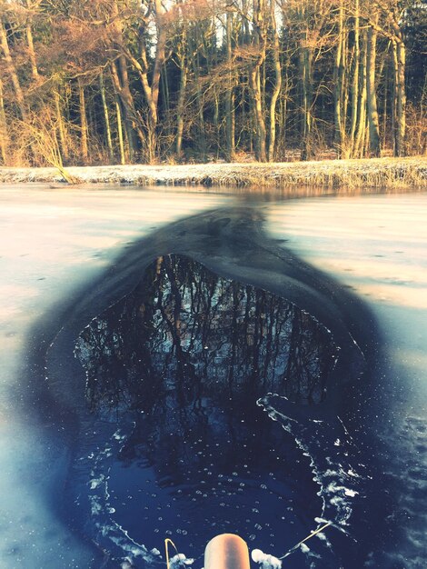 Photo section inférieure de la personne dans la neige