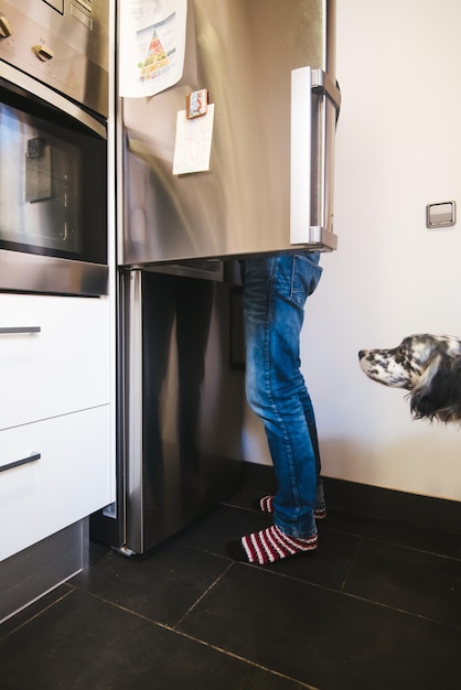 Section inférieure de la personne debout à la maison