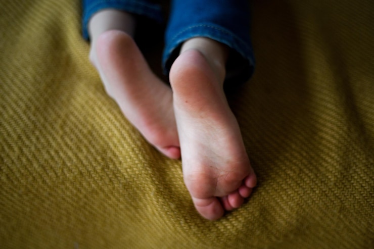Photo section inférieure de la personne sur le lit