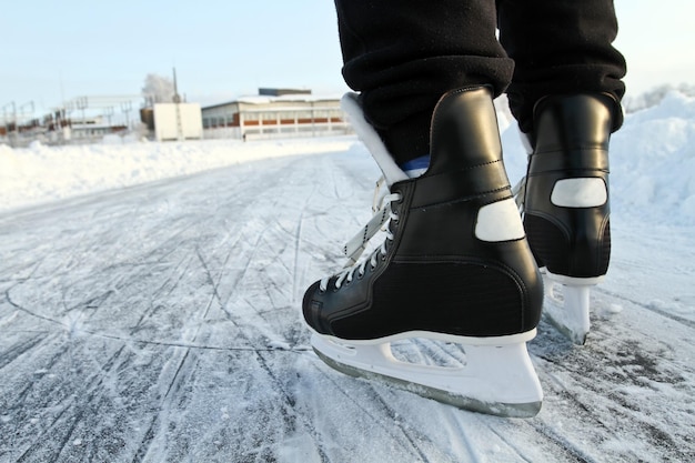 Section inférieure de la personne patinant sur glace