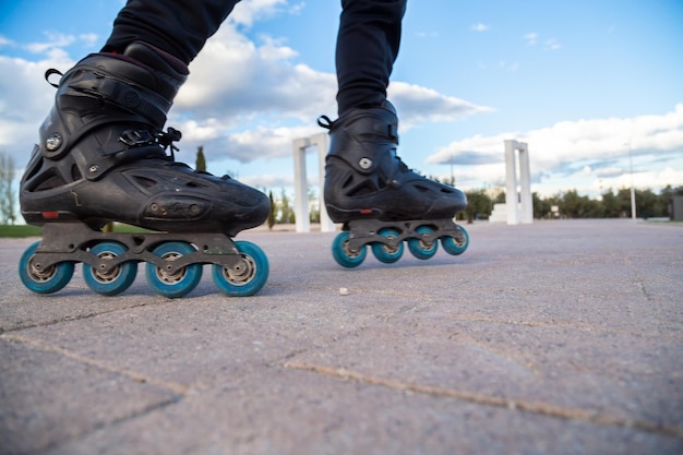 Photo section inférieure d'une personne patinant en ligne sur route