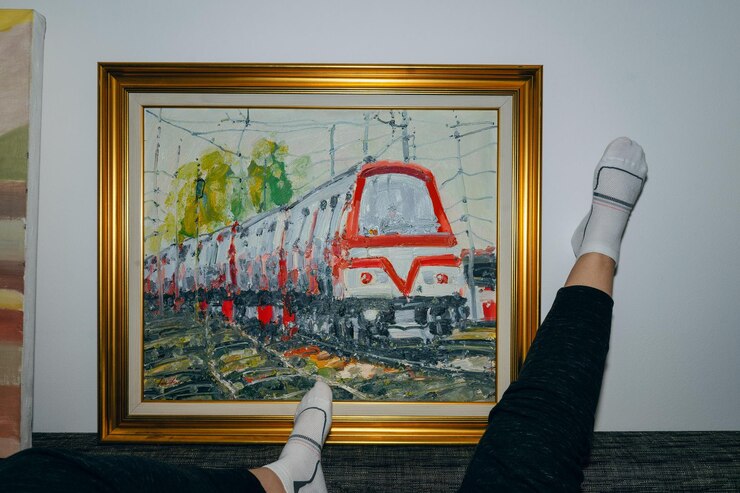Photo section inférieure de la personne avec la peinture contre le mur