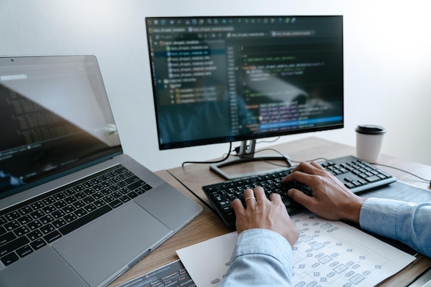 Section inférieure de la personne utilisant l'ordinateur portable sur la table