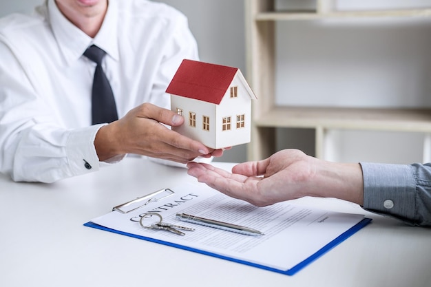 Section intermédiaire d'un agent immobilier avec un client dans le bureau