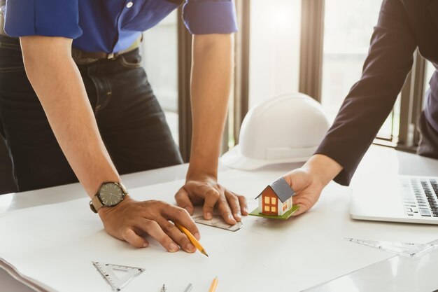 Une section intermédiaire d'architectes discutant du plan sur la table.