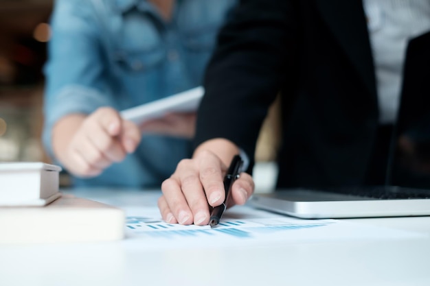 Une section intermédiaire de gens d'affaires analysant des données au bureau.