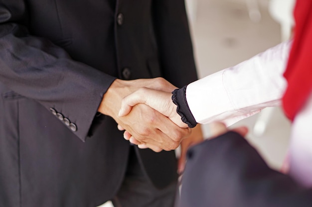 Une section intermédiaire de gens d'affaires se serrant la main.