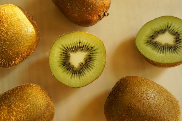 Section de kiwi sur fond en bois