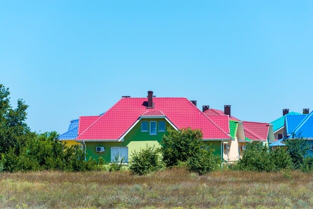 Une section de logements mitoyens colorés dans une ville balnéaire de l'ouest du pays