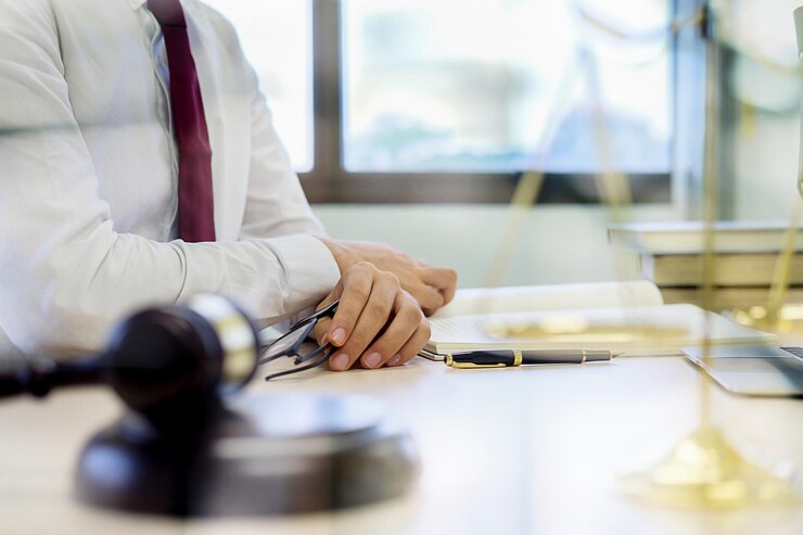 Photo section médiane d'un avocat assis à la table dans le palais de justice