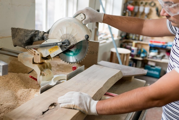 Section médiane d'un charpentier travaillant dans un atelier
