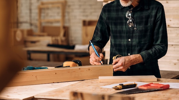 Section médiane d'un charpentier travaillant dans un atelier