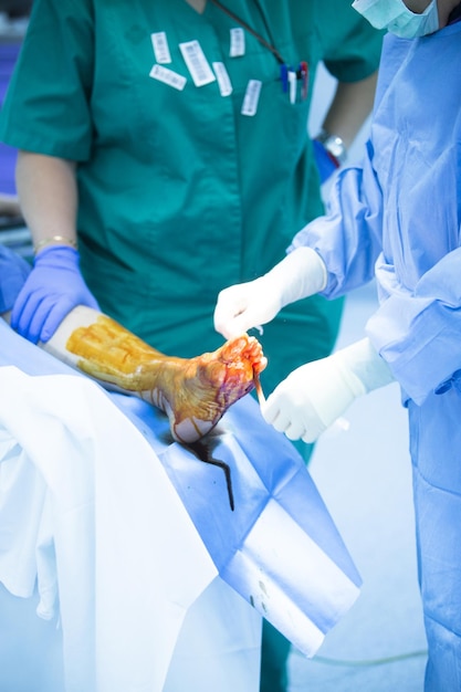 Photo section médiane des chirurgiens opérant un patient à l'hôpital