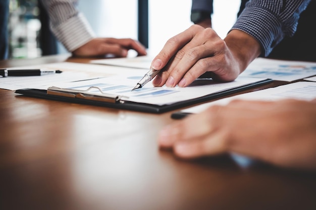 Une section médiane de collègues analysant des graphiques sur la table