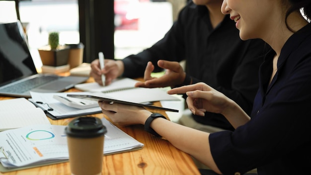 Une section médiane de collègues de travail travaillant au bureau