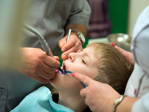 La section médiane d'un dentiste examinant un garçon à l'hôpital