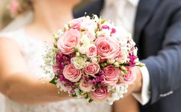 Section médiane du bouquet de roses d'un couple lors d'une cérémonie de mariage