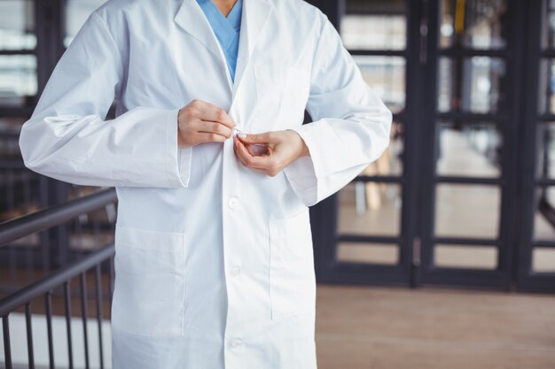 Photo section médiane du docteur en blouse de laboratoire