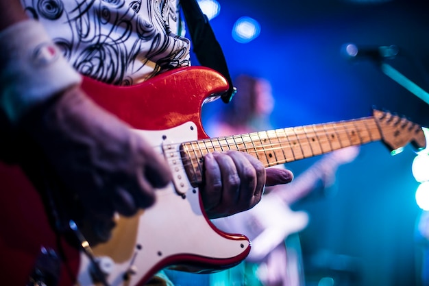 La section médiane du guitariste en train de jouer lors d'un concert