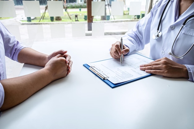 La section médiane du médecin discutant avec le patient sur la table à l'hôpital