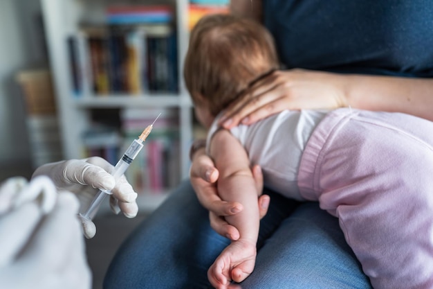 Section médiane du médecin examinant le patient à la clinique