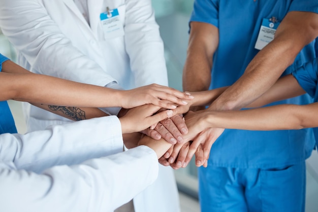Section médiane du médecin examinant un patient à l'hôpital