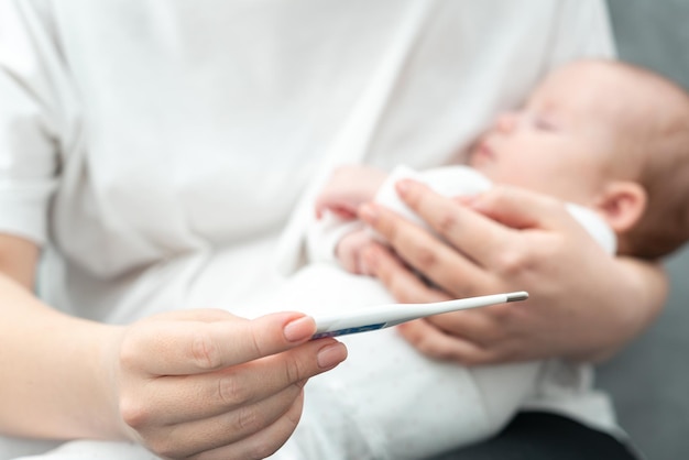 Section médiane du médecin examinant le patient