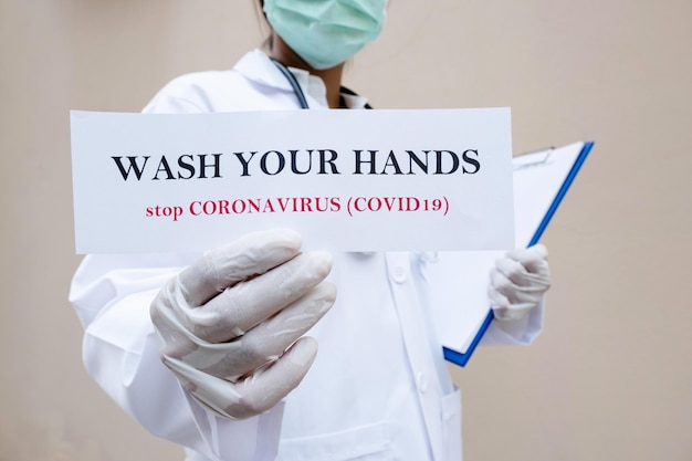 La section médiane du médecin montrant le lavage des mains
