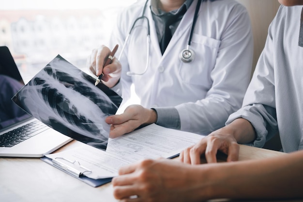 Section médiane du médecin montrant le rapport de rayons X au patient à l'hôpital