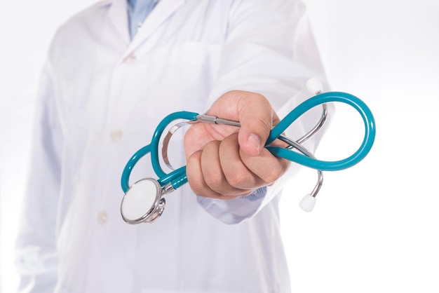 Section médiane du médecin tenant un stéthoscope sur un fond blanc.